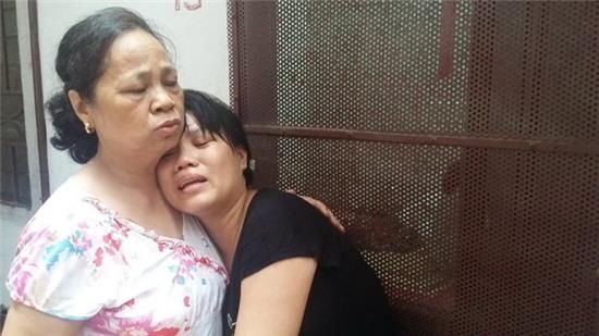Chị Hải (phải), con gái ông Sơn khóc lịm trước tai nạn đau lòng của người thân. (Ảnh: Quang Thế/ Tuổi Trẻ)