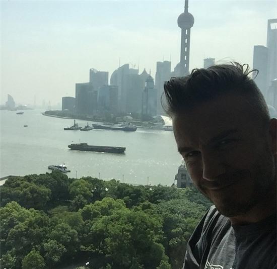 Trong khi đó, Becks khiến các fan Trung Quốc phấn khích khi chia sẻ bức ảnh chụp ở Thượng Hải cùng chú thích: