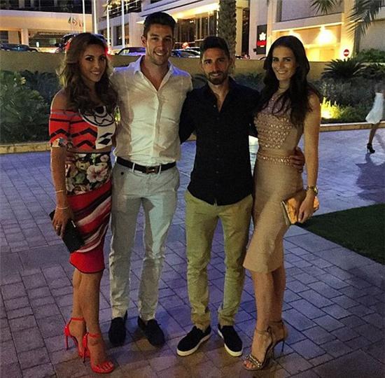 Thủ thành Brad Jones và đồng đội Fabio Borini cùng đưa hôn thê tới Dubai nghỉ hè.