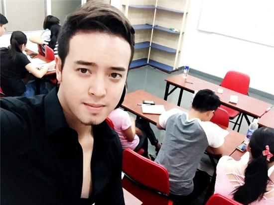Tim Nguyễn (tên thật Nguyễn Đông Thiên, sinh năm 1988) là thầy giáo dạy tiếng Anh được nhiều bạn trẻ yêu mến.