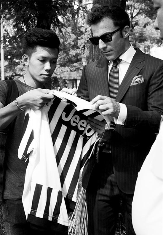 Del Piero ký tặng người hâm mộ Việt Nam.