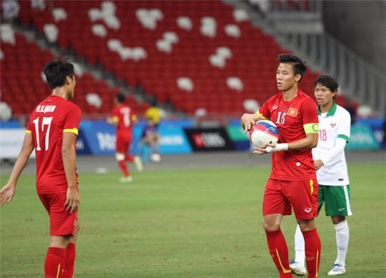 Trận tranh HC đồng môn bóng đá nam giữa U23 Việt Nam và U23 Indonesia diễn ra chiều nay. Ngay ở phút 13, Huy Toàn có pha đi bóng dứt điểm trúng tay cầu thủ Indonesia trong vòng cấm và trọng tài chỉ tay vào chấm phạt đền. Hai người được chọn đá 11m trong đội là Công Phượng và Huy Toàn. Tuy nhiên, đội trưởng Ngọc Hải quyết định cầm bóng đưa Hồng Quân thực hiện cú đá.
