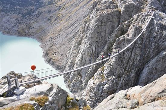 Cầu Trift (Thụy Sỹ): Đây là cây cầu treo đi bộ dài nhất nằm ở dãy Alps, Thụy Sỹ. Cầu dài 170 m, cao 100 m so với mặt nước. Để tới được cây cầu này, du khách phải đi cáp treo ở Meiringen và cuốc bộ trong khoảng 1 – 2 giờ đồng hồ.