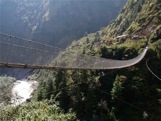 Cầu treo Ghasa (Nepal): Cầu nối 2 ngọn núi vắt trên một dòng sông, không chỉ dành cho người mà cả động vật cũng đi qua cầu.
