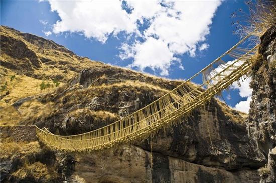 Cầu Qeswachaka (Peru): Đây là một trong những cây cầu bằng dây già nhất thế giới với tuổi đời 600 năm. Trong 3 ngày, 1.000 người dùng các loại cây trong vùng để bện những dây thừng làm cầu. Nghi lễ này đặc biệt đến nỗi được UNESCO liệt kê vào di sản thế giới.