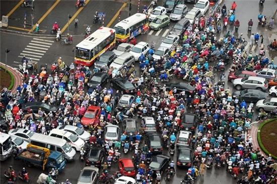 Xe máy bị nhiều người cho là nguyên nhân dẫn tới ùn tắc, rối loạn trong giao thông tại Việt Nam.