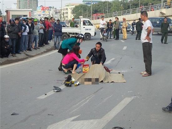 Một cô gái bị xe container cán qua người tại ngã ba đường Phạm Văn Đồng rẽ vào Hồ Tùng Mậu (Hà Nội). (Ảnh: H.Sơn)