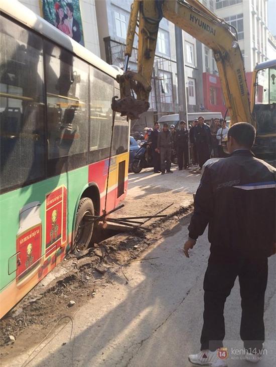 Chiếc xe buýt này khi đang lưu thông trên đường Trần Phú, theo hướng Hà Đông vào nội thành Hà Nội thì bất ngờ bánh xe sau bị sập hố ga. (Ảnh: Kênh 14)