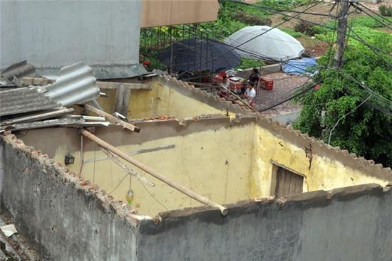 Một căn nhà tại phường Mễ Trì Thượng, Nam Từ Liêm bị lốc xoáy bay mái. Ảnh: Phạm Hải