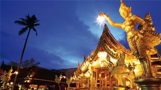 Thái Lan có tên đầy đủ là Vương quốc Thái Lan, nằm ở Trung Nam bán đảo Đông Nam Á. Theo thống kê năm 2014 của The world factbook, Thái Lan có diện tích 513.000 km2 (lớn thứ 50 trên thế giới) và dân số khoảng trên 67 triệu người (đông thứ 20 trên thế giới). Phật giáo Nam Tông được coi là quốc giáo ở Thái Lan với tỉ lệ dân số theo tôn giáo này là 94,6%. Đây là một trong những quốc gia Phật giáo lớn nhất thế giới theo tỉ lệ dân số. Kinh tế Thái Lan phát triển nhanh trong khoảng thời gian từ năm 1985 đến năm 1995, hiện là một trong bốn con hổ của châu Á, là điểm đến du lịch lý tưởng của châu Á với những điểm đến nổi tiếng như Bangkoc, Autthaya, Phuket, ChiangMai, Pattaya... Ảnh: Thaiembassy