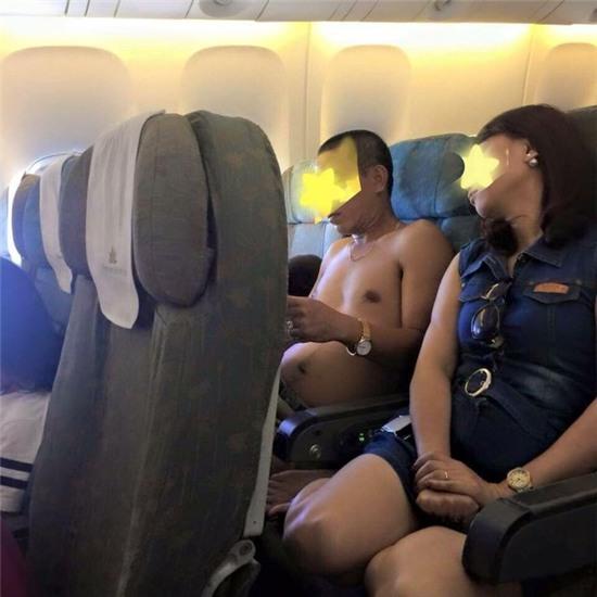 Không rõ là vì điều hòa trên máy bay bị hỏng hay người đàn ông này quên không mặc áo