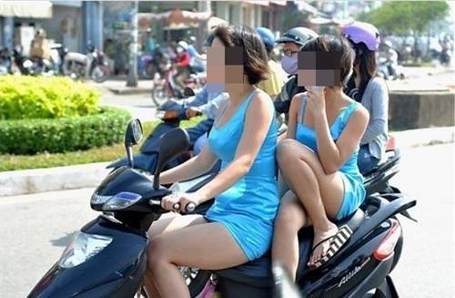 Dáng ngồi xe máy khiến nhiều người phải lắc đầu ngao ngán