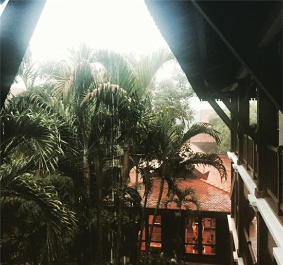 Sarah Felberbaul chia sẻ bức ảnh chụp ở Campuchia cùng chú thích: 'Trời đổ mưa ở Campuchia, chào mừng tới Siem Rap'