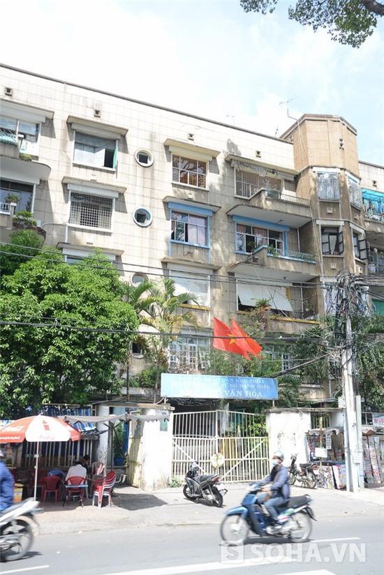 Nơi Bảo Chung đang ở tại Việt Nam là một chung cư cũ nằm trên mặt đường lớn Quận 3, TP. Hồ Chí Minh.