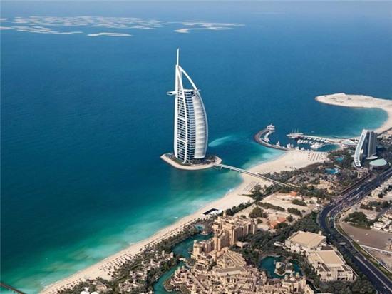 Khách sạn Burj Al Arab tọa lạc trên một hòn đảo nhân tạo với thiết kế đặc biệt mô phỏng hình cánh buồm.