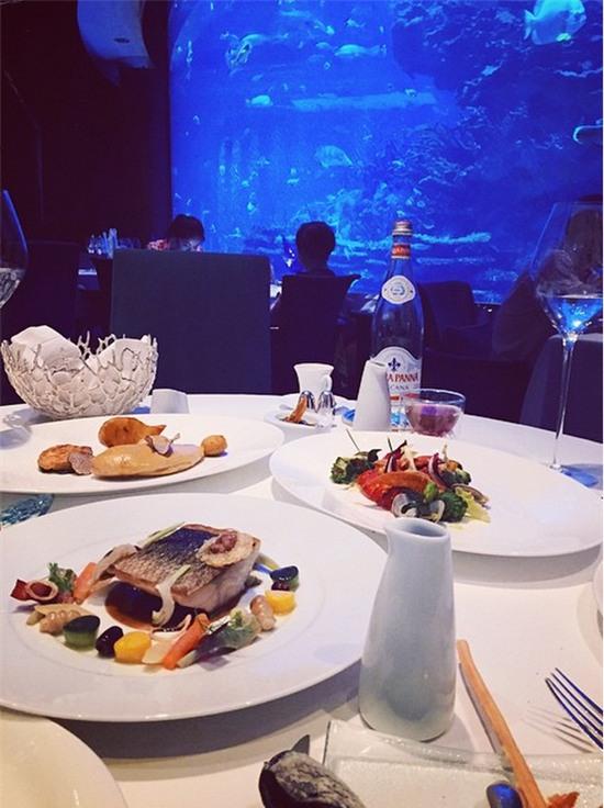 Al Mahara là nhà hàng có các loại hải sản ngon nhất Dubai. Các món đặc biệt của nhà hàng gồm vua hoàng đế Alaska, gan ngỗng, bò Wagyu với khoai tây gnocchi, cá chẽm…