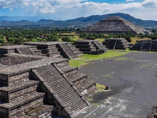Nằm không xa thành phố Mexico, thành phố linh thiêng Teotihuacán có nhiều công trình khổng lồ như đền Quetzalcoatl, kim tự tháp Mặt Trăng và Mặt Trời. Thành phố này còn được gọi là “nơi các vị thần ra đời”.