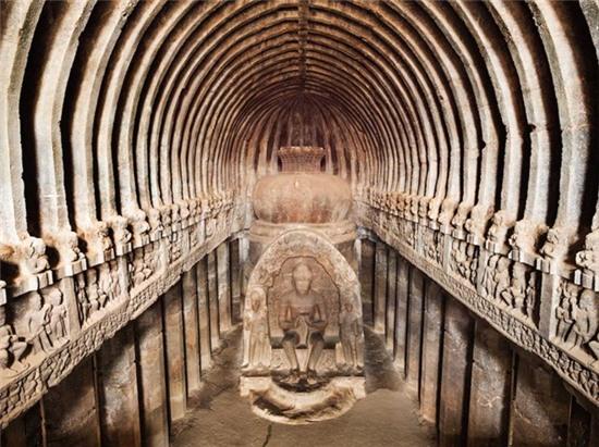 Các công trình Phật giáo trong hệ thống hang Ajanta ở Ấn Độ lưu giữ những câu chuyện từ thế kỷ I-II trước Công nguyên. Tổng cộng tại đây có 29 hang động, trong đó 5 hang là đền và 24 hang là tu viện.