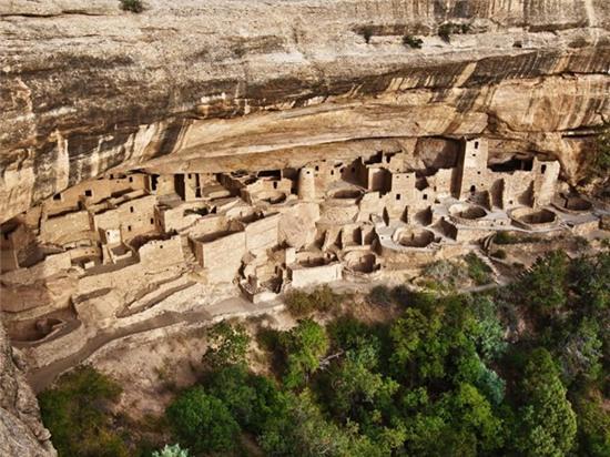 Ngôi làng nằm nép mình dưới vách đá ở công viên quốc gia Mesa Verde ở Colorado, Mỹ là nơi sinh sống của người Pueblo cổ đại từ năm 600-1300 sau Công nguyên.