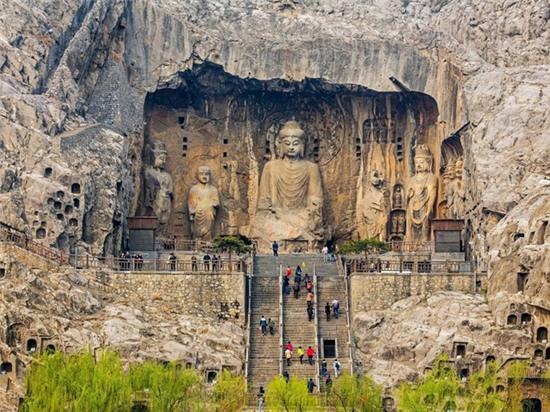 Hệ thống hang đá Long Môn nằm ở tỉnh Hà Nam, Trung Quốc, gồm hơn 2.300 hang và hốc được tạc vào vách đá vôi trải dài hơn 1 km. Nơi này có hơn 2.800 câu khắc, 43 ngôi chùa và hơn 100.000 tượng Phật.