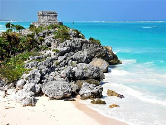 Ngoài những bãi tắm tuyệt đẹp và các tour lặn biển thú vị, Tulum (Yucatán, Mexico) còn có các di tích cổ của người Maya được xây dựng từ năm 564 sau Công nguyên. Tulum trong tiếng của người Yucatec có nghĩa là “tường thành”, bởi khu dân cư có một rào chắn lớn bao quanh.