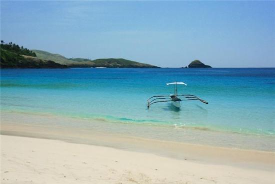 1. Quần đảo Calaguas, Camarines Norte: Để đến được quần đảo này hoàn toàn không phải là việc dễ dàng. Tuy nhiên, nơi đây có bãi biển Long Beach được coi là một trong những bãi biển đẹp nhất Philippines với làn nước trong vắt, bãi cát trắng tinh. Du khách có thể bay đến sân bay gần nhất ở Naga để đến bãi biển này.
