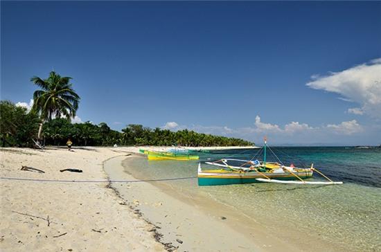 5. Bãi Tambobong, Dasol, Pangasinan: Thuê một chiếc xe máy 3 bánh từ chợ Burgos rồi đi mất 40 phút, du khách sẽ đặt chân tới bãi biển cát trắng này. Nhiều du khách ví cảnh nơi đây như ở thiên đường. Bạn cũng có thể đến thăm đảo Culebra, vịnh Cabacungan và hang Osmena, đều là những nơi có phong cảnh đẹp.
