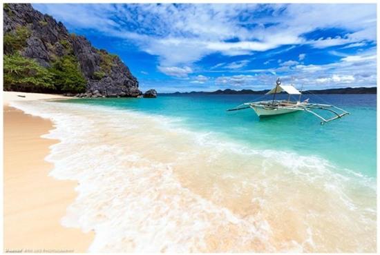 7. Đảo Black, Busuanga, Palawan: Palawan là một trong những điểm được du khách yêu thích ở Philippines với nhiều hoạt động lặn biển thú vị. Tuy nhiên, ít người biết đến đảo Black nên hòn đảo vẫn còn rất vắng vẻ và hoang sơ. Ngược với tên gọi của hòn đảo, ở đây không hề có cát đen mà là bãi biển cát trắng nguyên sơ và làn nước trong vắt như pha lê.