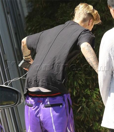 Justin Bieber bị tụt quần khi chơi trượt ván