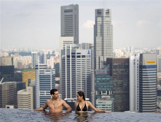 Ngắm nhìn chân trời Singapore trong lúc ngâm mình ở bể bơi vô cực trên tầng 57 tại khách sạn  Marina Bay Sands.