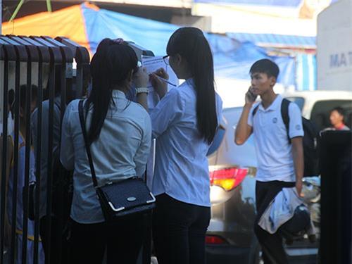 Đà Nẵng: ‘Thiếu gia’ đi đăng ký thi bằng 'xế hộp' vì nắng nóng - 6
