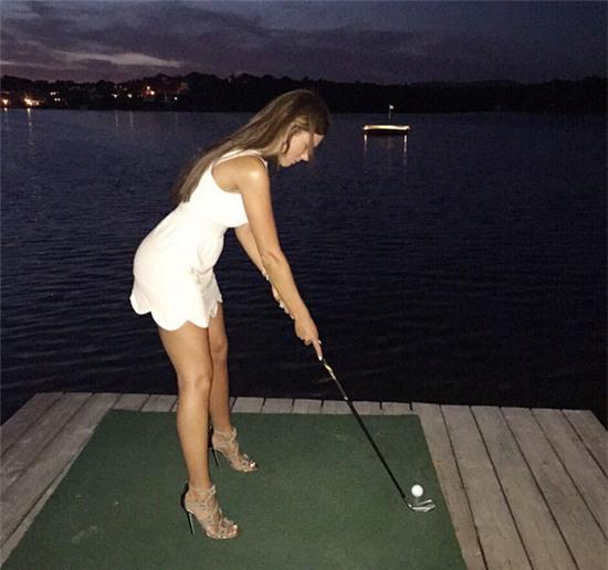 Trên trang cá nhân, John Terry gây chú ý với bức ảnh bà xã Toni Poole đang đánh golf