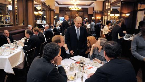 Nếu muốn ăn bít tết ngon nhất New York và gặp gỡ các nhà tài phiệt hàng đầu của nước Mỹ thì hãy đến Bobby Van, nơi mà Lloyd Blankfein và CEO của Goldman Sachs thường lui tới.