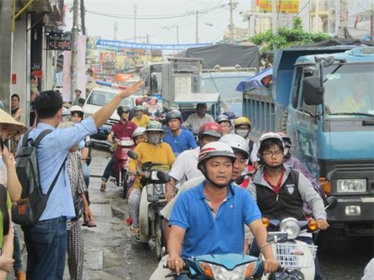 Giao thông trên đường Lê Văn Việt kẹt cứng do ảnh hưởng từ vụ tai nạn