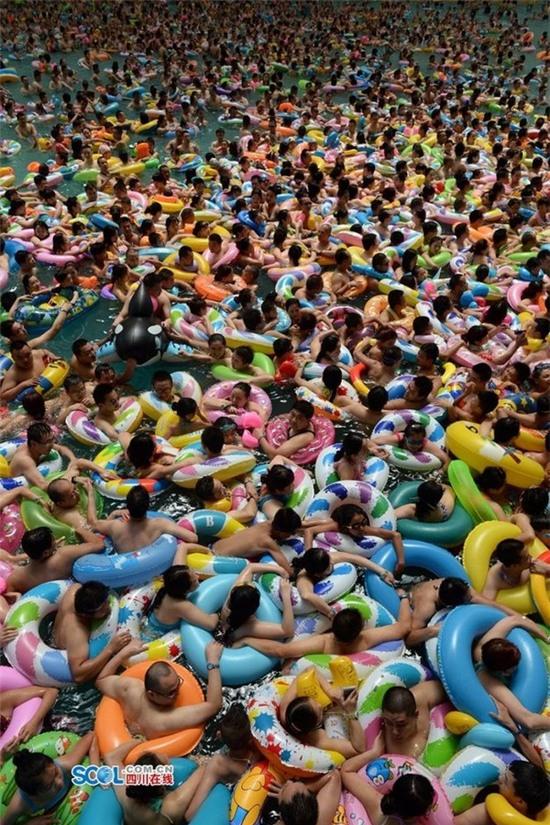 Trung Quốc 8000 người kéo tới công viên nước để… giải nhiệt