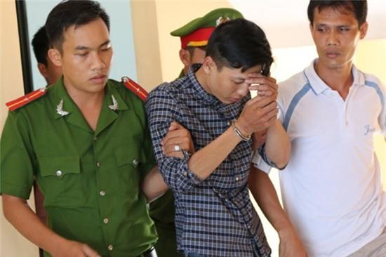 Nghi phạm Nguyễn Hải Dương được dẫn giải từ trụ sở Công an huyện Chơn Thành, tỉnh Bình Phước ra xe về trại tạm giam . Ảnh: Tuổi trẻ.