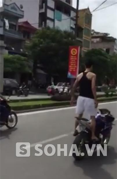 Nam thanh niên bỏ buông tay lái, đứng lên để xe tự chạy (ảnh cắt từ clip)