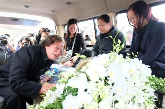 Người thân đau đớn đón di hài 3 mẹ con người Việt tử nạn trên chuyến bay MH17 5