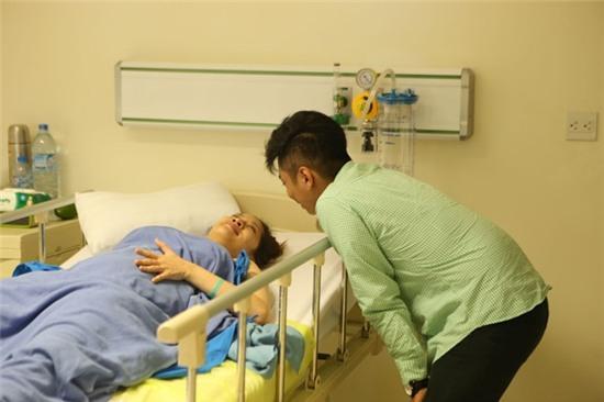 Phan Hiển nắm chặt tay Khánh Thi sau ca phẫu thuật