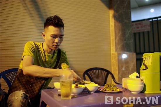 Bữa cơm thứ 2 trong ngày của Tuấn Cường khi kết thúc giờ làm trên con phố chuyên bán đồ ăn đêm.