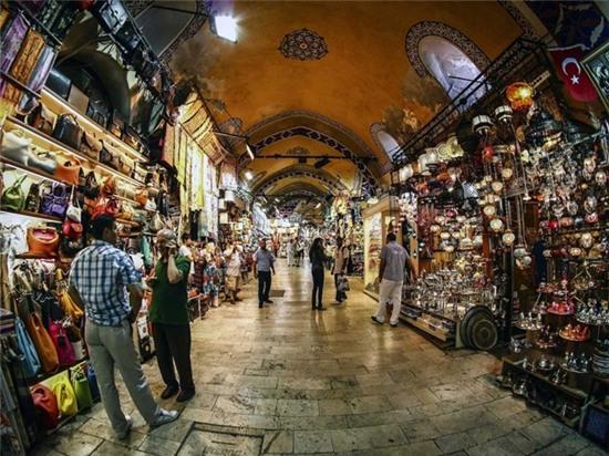 Grand Bazaar, Istanbul, Thổ Nhĩ Kỳ: Bắt đầu bằng một cửa hiệu nhỏ năm 1461, giờ đây chợ Grand Bazaar trở thành khu buôn bán sầm uất với đủ các chủng loại hàng hóa, từ gia vị, đèn trang trí tới các món đồ trang sức, đặc biệt là các món đặc sản của Thổ Nhĩ Kỳ. Grand Bazaar là một trong những chợ lâu đời nhất thế giới, mở cửa từ 8h30 – 19h thứ 2 đến thứ 7.