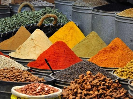 Fès, Morocco: Khu chợ nổi tiếng với khách du lịch do những mặt hàng hấp dẫn như gia vị, đồ ăn, các sản phẩm thủ công mỹ nghệ đặc trưng của vùng.