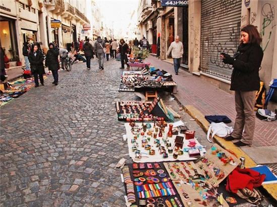 Hội chợ đồ cổ San Telmo và Feria De San Pedro Telmo, Buenos Aires, Argentina: Hội chợ trải khắp các đường phố San Telmo vào các chủ nhật, nổi tiếng nhất là đồ cổ và các món đồ trang sức xinh xắn.