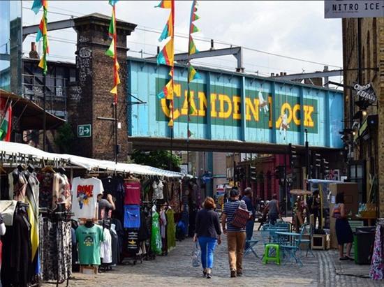 Camden Lock, London, Anh: Chợ có tuổi đời 30 năm, thu hút hơn 150.000 người ghé thăm mỗi tuần. Hầu hết các gian hàng mở cửa 7 ngày trong tuần, bán đủ các thể loại, từ quần áo đến đĩa nhạc, máy chơi điện tử và đồ ăn nhanh.