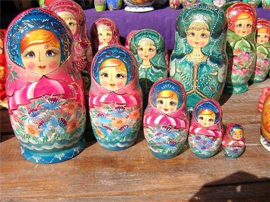 Izmailovsky, Moscow, Nga: Chợ mở cửa hằng ngày, nhưng lý tưởng nhất để ghé thăm là vào cuối tuần vì nhiều người bán hàng chỉ đến chợ vào thứ 7 và chủ nhật. Chợ có bán các bộ sưu tập búp bê Matryoshki nổi tiếng và các mặt hàng đặc trưng của Nga như thảm, mũ lông, đồ gốm, đồ chơi các loại…