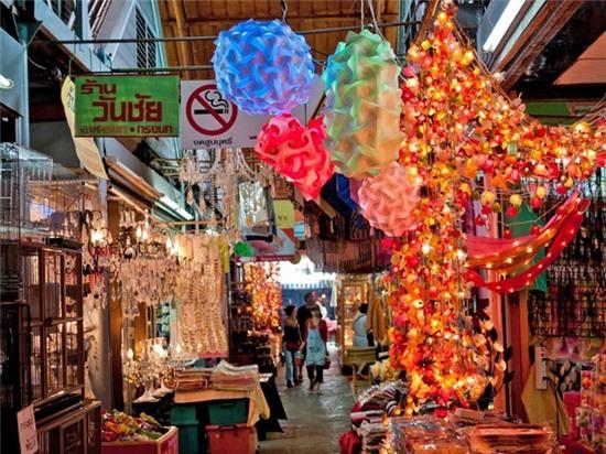 Chatuchak, Bangkok, Thái Lan: Đây là một trong những khu chợ cuối tuần nổi tiếng nhất thế giới. Chợ được chia ra làm 27 khu, bao gồm hơn 8.000 quầy hàng trên diện tích 141.640 m2.