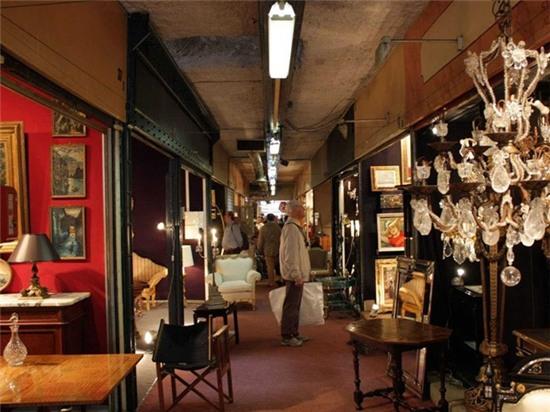 Les Puces de Saint-Ouen, Paris, Pháp: Là khu chợ trời lớn nhất châu Âu, nơi lý tưởng cho những người yêu nghệ thuật và đồ cổ. Chợ có 2.500 gian hàng phân loại dựa theo mặt hàng kinh doanh. Chợ được mở hằng ngày trừ thứ 3 và thứ 4, mở tới 18h vào cuối tuần.