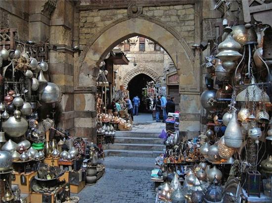 Khan el-Khalili, Cairo, Ai Cập: Đây là một trong những chợ nổi tiếng nhất ở Cairo với mặt hàng phổ biến là vàng. Chợ mở cửa hằng ngày trừ sáng thứ 6 và chủ nhật.