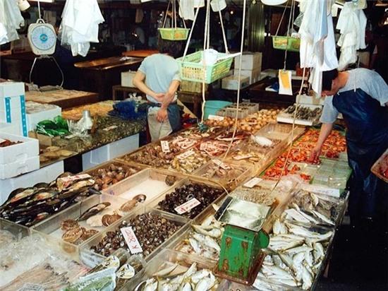 Chợ cá Tsukiji, Tokyo, Nhật Bản: Khu chợ bán buôn các mặt hàng như thịt, cá nhưng nổi tiếng nhất là cá. Mỗi ngày chợ tiêu thụ hơn 2.000 tấn hải sản. Nếu bạn muốn tham gia một buổi đấu giá cá thu, hãy đến chợ vào lúc 4h sáng.