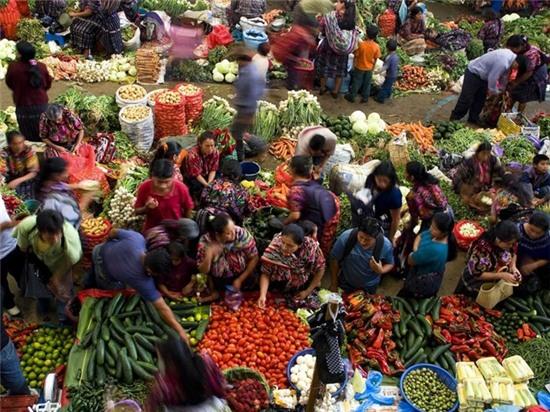 ChiChi, Chichicastenango, Guatemala: Khu chợ đầy màu sắc này mở cửa vào thứ 5 và chủ nhật cho tới 15h. Đây là khu chợ lớn nhất Guatemala, bán đủ loại từ thứ ăn, gia vị, các sản phẩm thủ công, dệt may, mặt nạ…